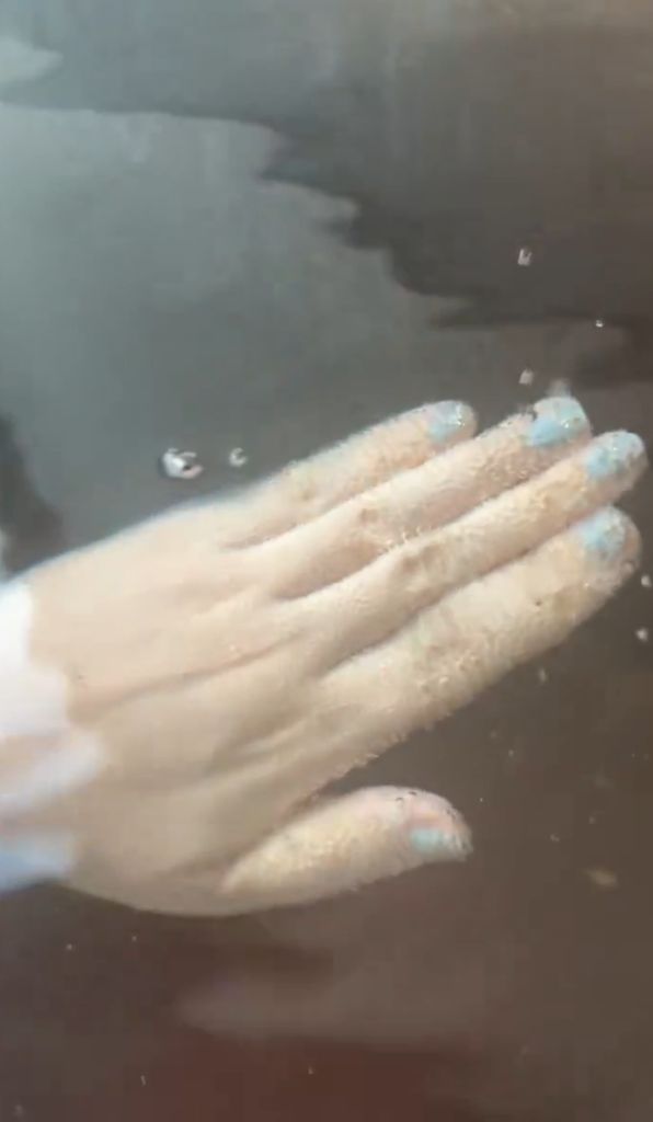 ちょこ - 炭酸泉に沈む手・指先に無数の気泡が付着する動画サムネイル