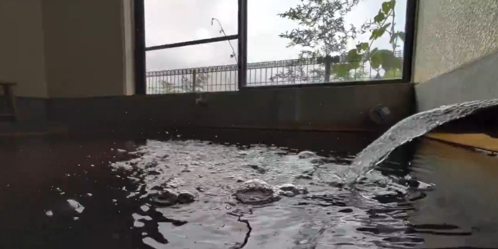 大阪太郎 - 源泉が注がれる昌明寺温泉の浴槽サムネイル